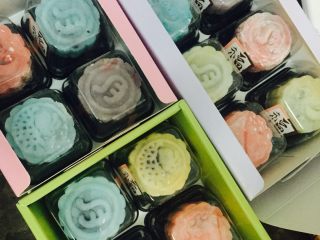 7、彩色冰皮月饼,盒子也都是自己买的哦，☺????