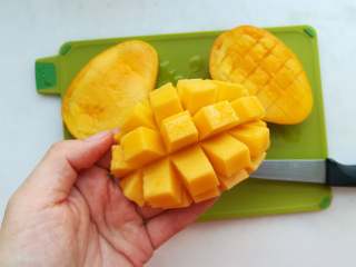 7、早安早餐+清爽照烧鸡沙拉,在芒果果肉上用刀划上格子，切丁备用。