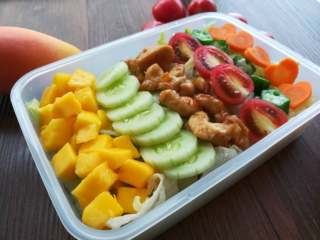 10、早安早餐+清爽照烧鸡沙拉,按喜好整齐地排上制备好的食材。