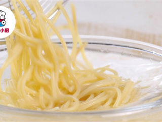 1、超低脂白酱蘑菇意面,清水煮沸，加盐少许，放入意大利面70g，煮熟捞出，过冰水