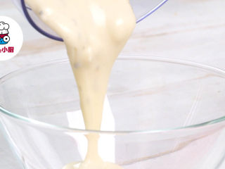 4、超低脂白酱蘑菇意面,将炒好的食材倒入料理机中，加牛奶80ml，搅打细腻