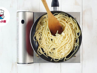 5、超低脂白酱蘑菇意面,将酱汁和意大利面倒入锅中，放入适量欧芹碎，翻炒均匀，盛出装盘