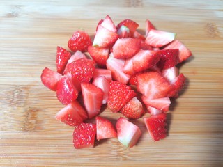 2、水果汤圆,草莓洗净切成小块