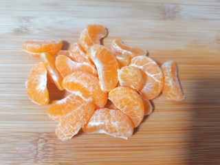 3、水果汤圆,小橘子剥干净备用