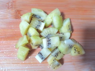 4、水果汤圆,猕猴桃去皮切小块