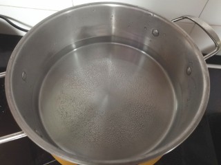 5、水果汤圆,锅里加入一大碗水烧开