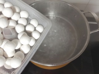 6、水果汤圆,加入小汤圆大火烧开，期间稍微搅拌一下