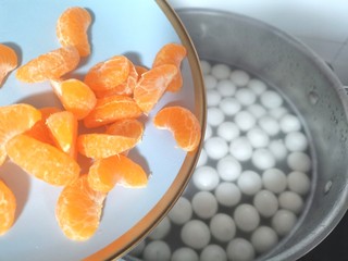 9、水果汤圆,倒入橘子