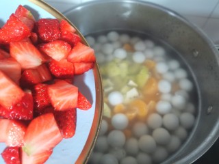 11、水果汤圆,倒入草莓粒