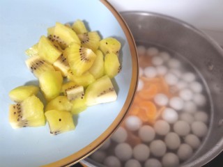 10、水果汤圆,倒入猕猴桃