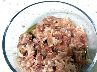 1、鲜肉月饼,先往猪肉馅里加盐、生抽和料酒，往一个方向搅拌使肉馅起胶