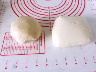 6、鲜肉月饼,将水油皮面团和油酥面团都分别裹上保鲜膜，油酥放入冰箱，水油皮放在室温下，一起醒面15分钟