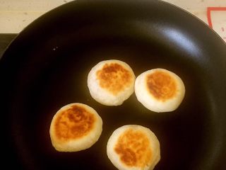 17、鲜肉月饼,如果没有烤箱平底锅可是可以完成的哦，平底锅开小火预热，锅里不要放油，把肉饼放入锅里，盖上锅盖煎8分钟，翻面后继续盖上锅盖8分钟即可（平底锅煎出来的色泽好看，但是没有烤箱烤出来的酥哦）