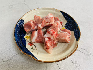 1、板栗炖排骨,排骨一根斩块洗净