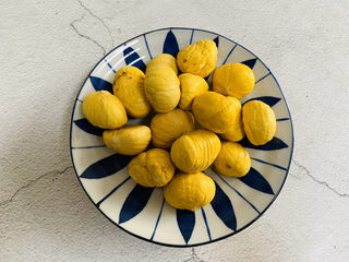 2、板栗炖排骨,板栗