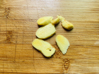 3、板栗炖排骨,生姜洗净切片