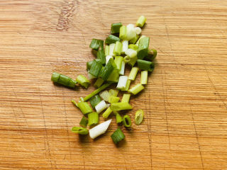 4、板栗炖排骨,香葱洗净切圈