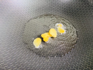 5、板栗炖排骨,起油锅放入姜片爆香