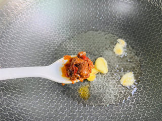 6、板栗炖排骨,加入一勺黄豆豉酱