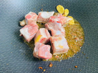 8、板栗炖排骨,放入排骨