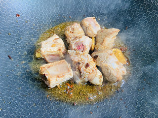 9、板栗炖排骨,炒至变色