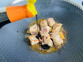 10、板栗炖排骨,烹入一勺老抽