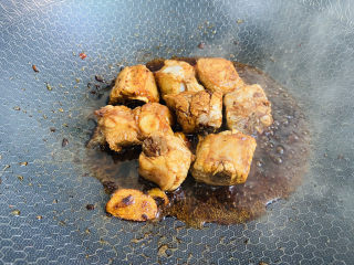 13、板栗炖排骨,翻炒至上色