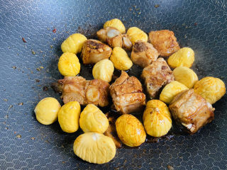 14、板栗炖排骨,倒入板栗翻炒片刻