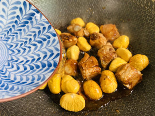 15、板栗炖排骨,加入两小碗热水