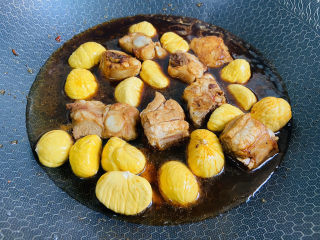 16、板栗炖排骨,水量和食材齐平即可，大火烧开转中小火焖煮至熟