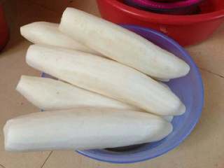 1、潮汕冬至过年美食之【菜头圆】,准备好白萝卜去皮洗净