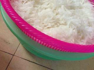 3、潮汕冬至过年美食之【菜头圆】,由于白萝卜水分含量很多，底下容易滴水，菜篮下要垫个盆哦！