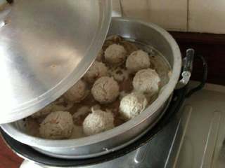 11、潮汕冬至过年美食之【菜头圆】,入蒸锅盖上密封的盖子。