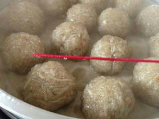 12、潮汕冬至过年美食之【菜头圆】,大约半小时就可以出锅了，为了避免不熟，可以拿拜神用的香脚枝等小东西，“戳”一下菜头圆，容易“戳”进去且没有白点就熟透了。