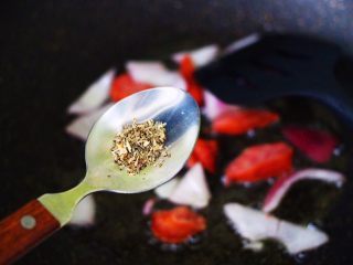 5、时蔬罗勒炒意面,这个时候先加入罗勒碎提味。