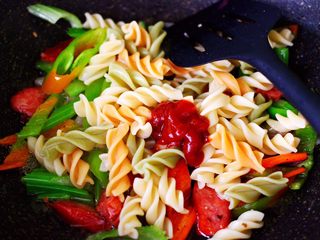 11、时蔬罗勒炒意面,再加入番茄酱。