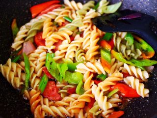 12、时蔬罗勒炒意面,大火继续翻炒1分钟。