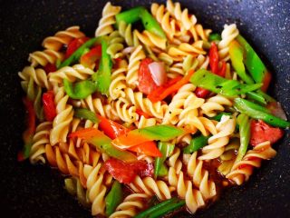 13、时蔬罗勒炒意面,把所有的食材，翻炒均匀即可关火。