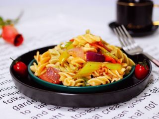 14、时蔬罗勒炒意面,美味诱人的时蔬罗勒炒意面就出锅咯，做法是不是超级简单哟。