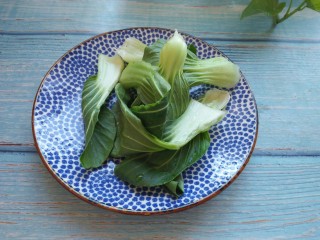 1、香菇番茄芝士面,油菜洗净