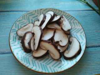 2、香菇番茄芝士面,香菇去蒂,切片