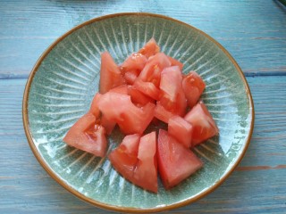 3、香菇番茄芝士面,番茄切小块