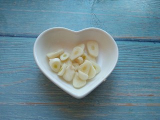 4、香菇番茄芝士面,切蒜片