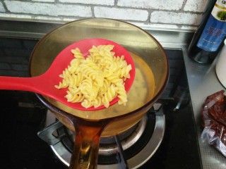 5、香菇番茄芝士面,面放在开水里煮熟,捞出放凉水里备用