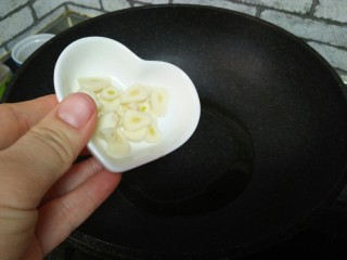 6、香菇番茄芝士面,油热,加蒜片,炒香