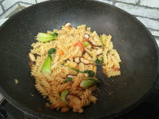 14、香菇番茄芝士面,炒匀即可