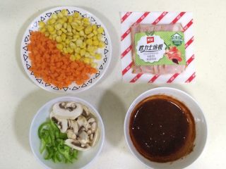 12、培根口蘑田园披萨,把需要的披萨馅料的食材准备好，口蘑、青椒以及培根都切好。