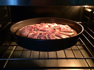 17、培根口蘑田园披萨,入预热好的烤箱中层，上下火200度烤8分钟。