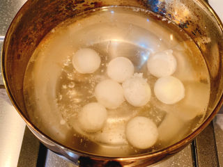 1、炸汤圆(番茄味/炼奶味),把汤圆放入水里煮至汤圆浮起来,就可以捞出来了