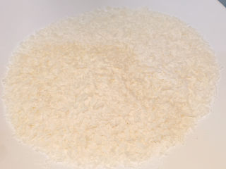 3、炸汤圆(番茄味/炼奶味),准备好面包糠